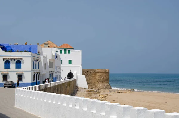 Asilah, Fas 'ta geleneksel beyaz berber evleri. Asilah, Kuzey Fas 'ta yer alan bir şehirdir ve binaları beyazın gölgeleriyle ünlüdür.  