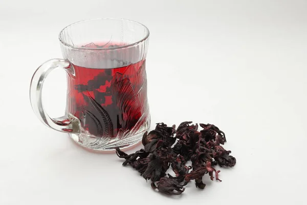 Té caliente hecho con flores de hibisco secas en taza de vidrio . — Foto de Stock