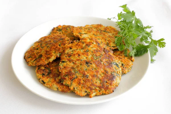 Galettes Courgettes Sur Une Assiette Blanche Avec Cornichons Tomates Coriandre — Photo