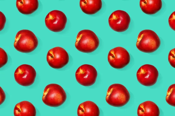 Zümrüt arka planda sulu, parlak nektarinler. Lezzetli ve sağlıklı atıştırmalıklar. Meyvelerde çok vitamin var. Arkaplan deseni.