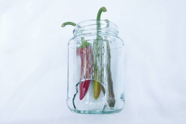 Kırık bir kavanozda üç biber