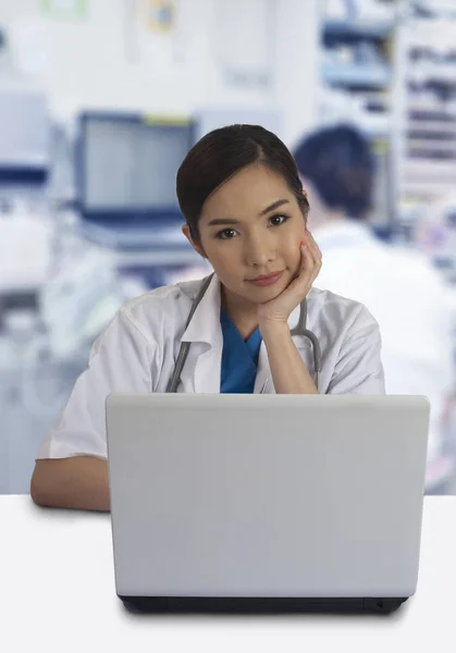 Doctora Que Trabaja Con Computadora Portátil Escritorio Hospital — Foto de Stock