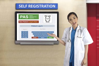 Beyaz üniforma kadın doktor hasta için hasta yönetim sistemi tanıttı kendi kendine kayıt.