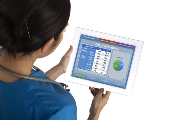 Medico Donna Con Tablet Digitale Che Mostra Riassunto Delle Statistiche — Foto Stock