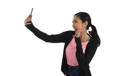 Casual bez holding beyaz arka plan üzerinde cep telefonu ve Al selfie şirin Asyalı kız.