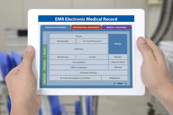 Elektronik tıbbi kayıt uygulaması boş hasta bilgi birisi de dijital tablet ekranında gösterilen eller.