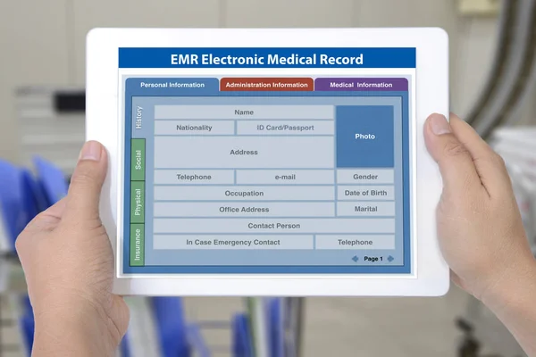 誰かデジタル タブレット画面に空白の患者情報を示す電子医療記録申請の手します — ストック写真