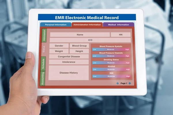 デジタル タブレットの画面上に示す誰か手 Emr アプリケーションの空白患者情報フォーム — ストック写真