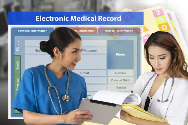 電子カルテに紙の仕事から医療記録技術の変化を示す つの女性医師 — ストック写真