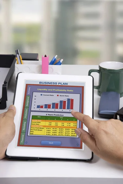 Ktoś Pracuje Biznes Plan Pomocą Cyfrowego Tabletu Biurku Biurze — Zdjęcie stockowe
