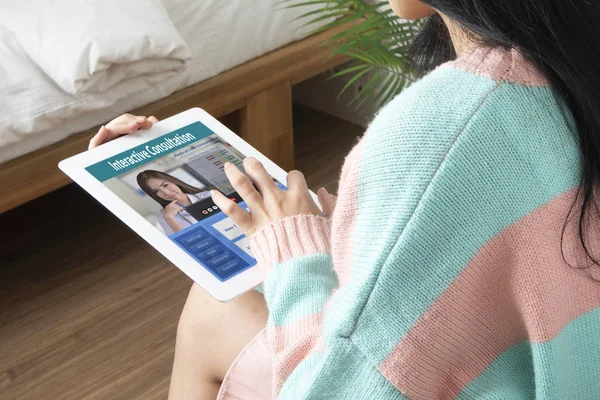 Onun sağlık durumu hakkında onu doktora danışın dijital tablet ve Internet kullanan kız.