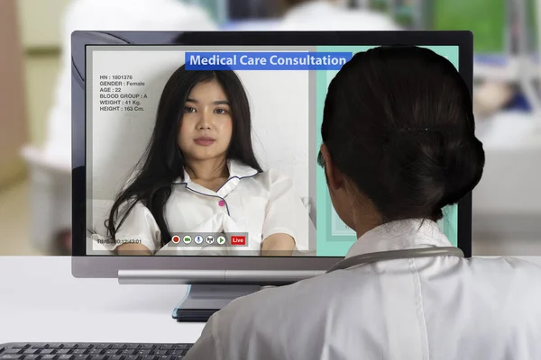Kadın hasta takeing mesafe Tıbbi Danışma doktor tarafından canlı görüntülü görüşme için.