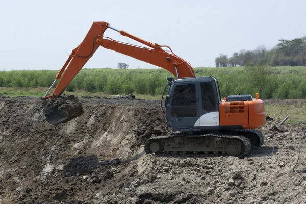 Escavadeiras estão trabalhando para construir poços . — Fotografia de Stock
