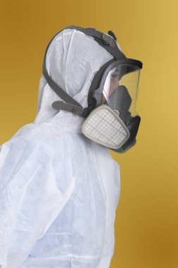 Hava kirliliği koruma elbisinde kadın işçinin yan görünümü.