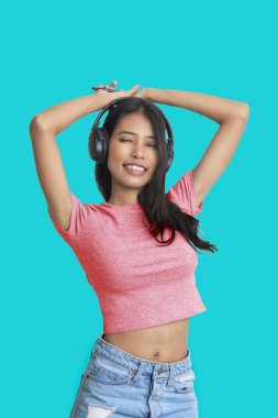 Smartphon müzik dinlerken güzel kadın çok mutlu görünüyorsun