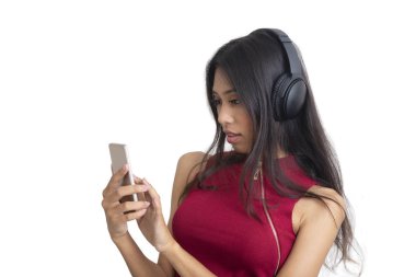 Başında kulaklık ile Kız onu akıllı telefon müzik seçerek