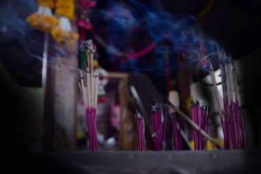 Tütsü çubuğu ve duman karanlık bir arka planda yanar. Gizemli yapar..