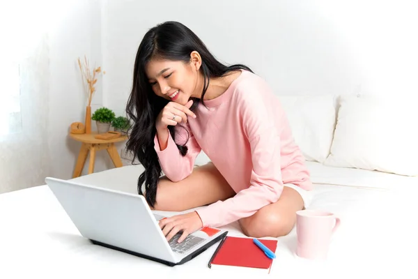 Nettes Mädchen Sitzt Bett Arbeitete Auf Laptop Computer Zeigt Konzept — Stockfoto