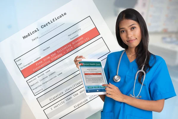 Medico Donna Possesso Tablet Digitale Che Mostrano Certificato Medico Covid — Foto Stock