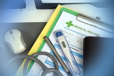 Doktor masasında yakın çekim tıbbi kayıtları ve ekipmanlar var..