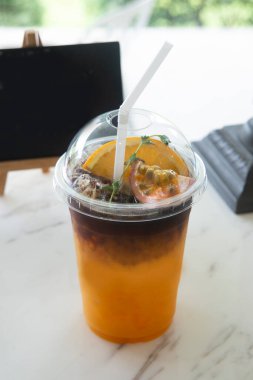 Tutku meyvesi ve portakal, kahveyle karıştırılmış sağlıklı içecekler için iyi bir tat..