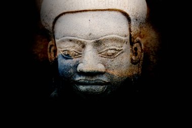 Apsara 'nın yüzü gölgede ve karanlıkta hayret verici görünüyor..