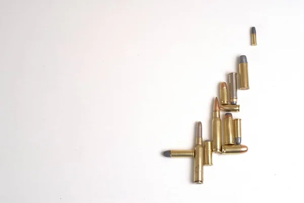 白色背景上不同口径的子弹拼贴 有几种类型的子弹 全金属夹克 圆鼻子 — 图库照片