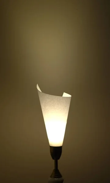 Lâmpada Luz Quente Brilhando Contra Uma Parede Plana — Fotografia de Stock