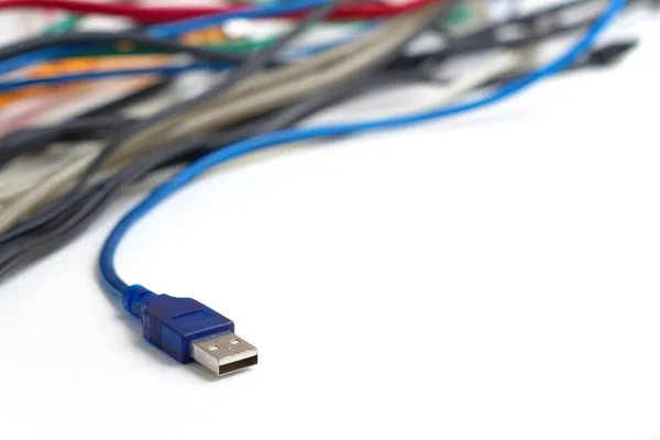 Beyaz Arka Planda Karışık Kablolara Sahip Veri Aktarımı Bilgisayar Konektörü — Stok fotoğraf