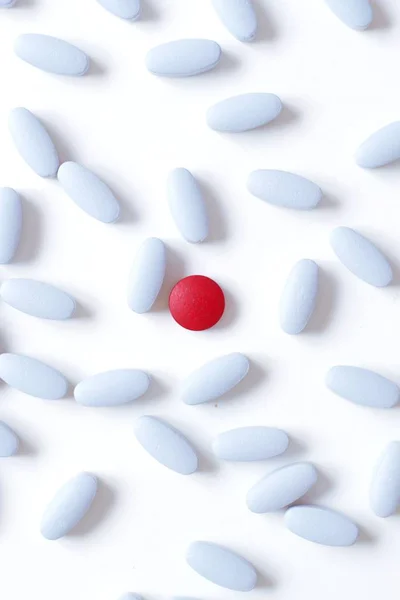 Medicinering Placebo Konceptet Enda Röda Pillret Visas Framträdande Bland Ljusblå — Stockfoto