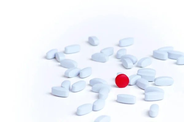 Medicinering Placebo Konceptet Enda Röda Pillret Visas Framträdande Bland Ljusblå — Stockfoto