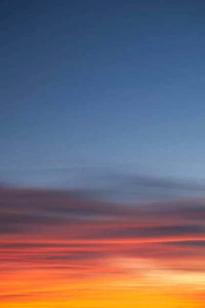 Voimakas Säteilevä Oranssi Cirrus Pilvet Aamunkoitteessa Vastaan Syvän Sininen Taivas — kuvapankkivalokuva