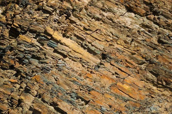 Parede Rochosa Camadas Avermelhadas Com Estratos Geológicos Visíveis Nas Montanhas — Fotografia de Stock