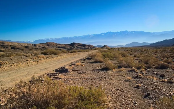 アルゼンチンのメンドーサ州ウスペラタのアンデス砂漠を横断する未舗装の道路 — ストック写真