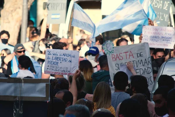2020年10月12日 阿根廷门多萨 在反对国民政府的抗议活动中 一位妇女举着一个标牌 上面写着 如果失去了自由 生活就毫无意义 — 图库照片