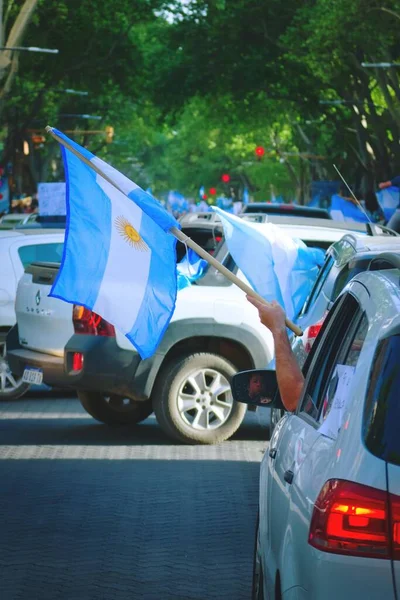 2020年10月12日 阿根廷门多萨 一名男子在一次反对国家政府的抗议活动中 从他的汽车上举着一面阿根廷国旗 — 图库照片