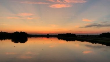 Nehirde gün batımı