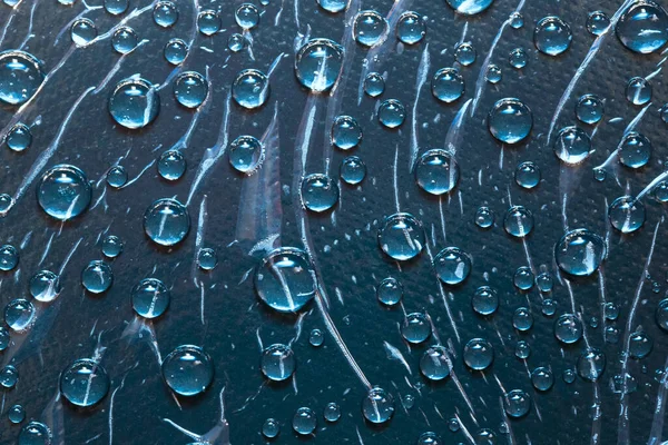Gotas Chuva Turquesa Transparentes Fluem Para Baixo Superfície Vidro Fundo — Fotografia de Stock