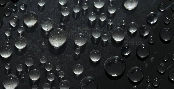 Gotas Transparentes Água São Iluminadas Pelo Sol Brilhante Fundo Preto — Fotografia de Stock