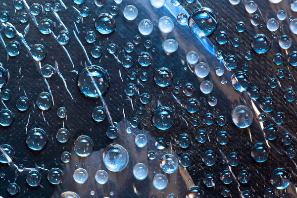 Gotas Chuva Azuis Brancas Transparentes Fluem Para Baixo Superfície Vidro — Fotografia de Stock