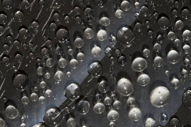 Siyah ve gri küreler gri-siyah arka plana düşer. Kozmik soyutlama.