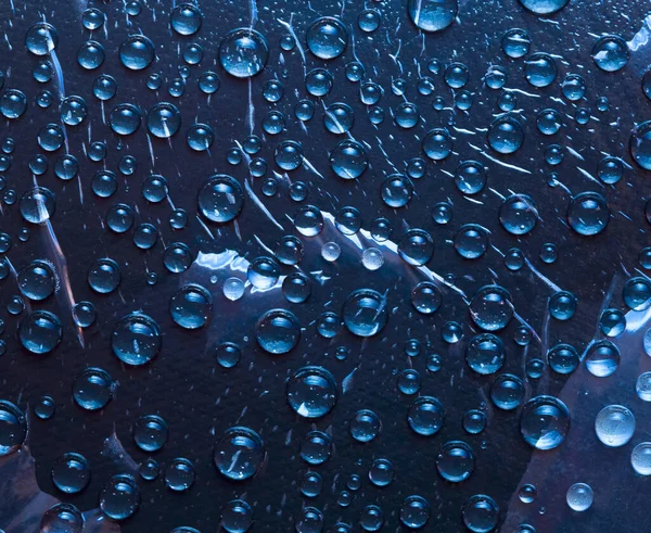 Gotas Chuva Transparentes Fluem Para Baixo Superfície Vidro Fundo Azul — Fotografia de Stock