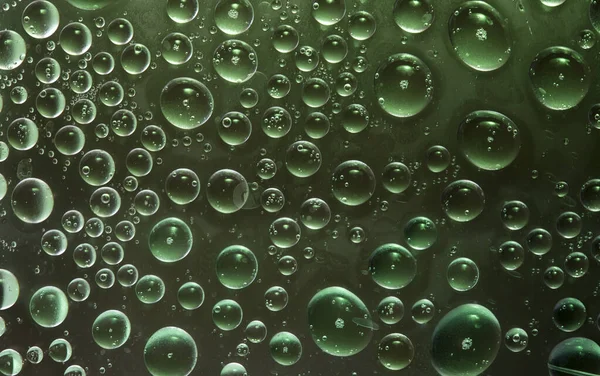 Burbujas Verdes Encuentran Agua Sobre Fondo Marrón Verde Están Iluminadas —  Fotos de Stock