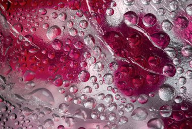 Bordo kırmızısı pancar suyu ve beyaz süt damlaları birbirine karışır. Soyut fantezi.