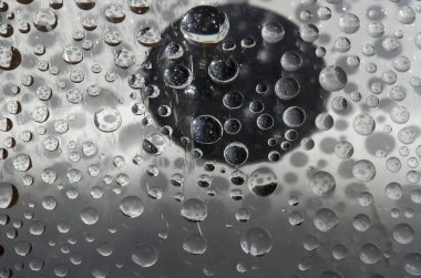 Beyaz ve siyah küreler ve onların yansımaları, kara delikli beyaz bir arka planda yer almaktadır. Boşluk soyutlaması. 