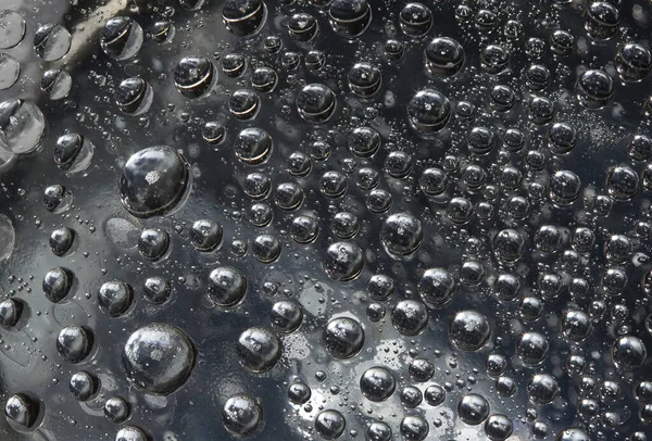 Esferas Metal Prata Estão Localizadas Uma Superfície Gelo Espelho Fecha — Fotografia de Stock