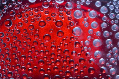 Kırmızı zemin üzerinde beyaz ve kırmızı su damlaları bulunmaktadır. Soyut fantezi.