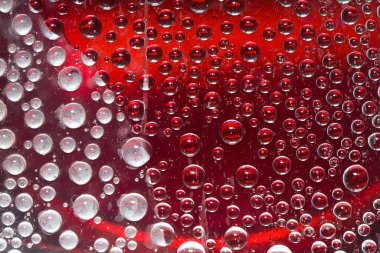 Kırmızı cam yüzeyde beyaz ve kırmızı küreler bulunur. Boşluk soyutlaması. 