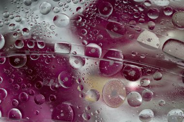 Beyaz buz parçacıkları bordo-beyaz ayna buz yüzeyinde yer alır. Yakın plan.. 