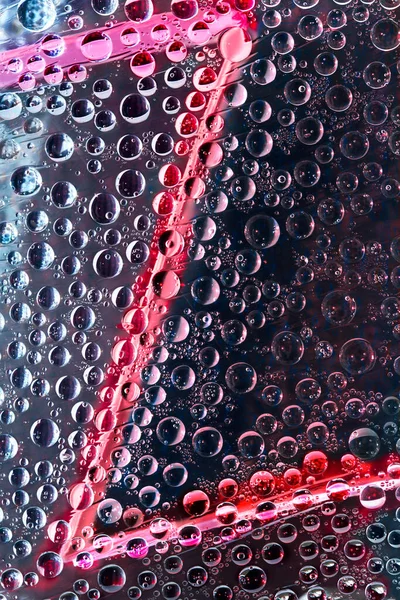 Gotas Água Multicoloridas São Dispostas Fundo Escuro Com Letra Rosa — Fotografia de Stock